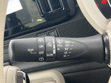 雨の日の運転をサポートするワイパーレバー。操作も簡単で、視界をクリアに保ちます。安全運転に貢献します。