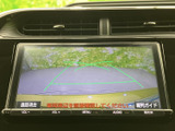 後方の映像にガイドラインが重なり、駐車時に進路や車両周辺を確認する目安になります。周囲を直接確かめながら後退でき、車庫入れや駐車をサポートします。
