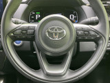握りやすいステアリングで、長距離運転でも疲れを軽減します。操作系の配置も工夫されており、ドライバーを快適にサポートします。