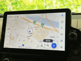 高精細な地図表示で、目的地までの道順をわかりやすく案内。渋滞情報もリアルタイムで確認でき、スムーズな移動を支援します。