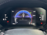 中央に速度などの情報がまとまり、左右にも車両情報を表示する見やすいレイアウトです。運転に必要な情報をひと目で確認しやすく、表示の切り替えも含めて日々の運転をサポートします。