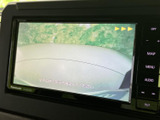 狭い場所での駐車も安心。後方の状況を画面で確認できるので、安全な運転をサポートします。