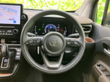 握りやすいステアリングは、運転操作をスムーズに行えます。操作性も高く、快適なドライビングをサポートします。