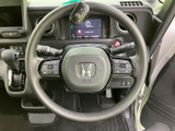 手元にスイッチがまとまり、運転中も視線を大きく移さずに各種操作へアクセスしやすい配置です。メーターや周辺の表示も視界に収まり、必要な情報を確認しながら運転に集中しやすいのが魅力。