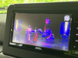 停車中にテレビや動画を楽しめる機能が搭載。待ち時間や休憩時間を有効活用できます。(走行中の視聴はご遠慮ください)。