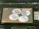 見やすい地図画面で、運転に集中できます。周辺情報も表示され、目的地までのルートをスムーズに案内します。快適なカーナビゲーションです。