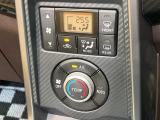 【オートエアコン】一度お好みの温度に設定すれば、車内の温度を検知し風量や温度を自動で調整。暑い&hellip;寒い&hellip;と何度もスイッチ操作をする必要はありません。快適な車内空間には必須の機能ですね♪
