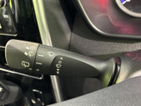雨天時でもクリアな視界を確保。操作しやすいワイパーレバーで、安全な運転をサポートします。