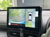 周囲の映像と車両を上から見た表示を組み合わせ、駐車時などに周辺の様子を確認しやすい画面です。複数の視点で状況を把握でき、車庫入れや狭い場所での取り回しを支えます。