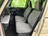 運転席からの視界は広く、周囲の状況を把握しやすいのが特徴です。操作性も高く、運転に集中できます。