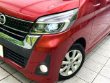 【LEDヘッドライト】悪天候や夜間走行時も良好な視界を確保し安心して運転できる高輝度LEDヘッドライトを装備!点灯速度が早く、消費電力も抑えられています。