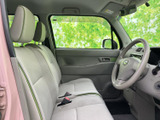 明るい色味のシートとゆとりを感じる足元で、運転席まわりに開放感があります。大きな窓から外の様子を確認しやすく、日々の移動も落ち着いて過ごせます。