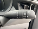 操作しやすいウインカーレバーは、スムーズな車線変更をサポートします。直感的な操作感で、安全な運転を支援します。洗練されたデザインも魅力です。