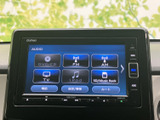 多彩なメディアに対応し、快適なドライブをサポート。CDやラジオに加え、iPodやSDカードも楽しめます。使いやすい操作性も魅力です。