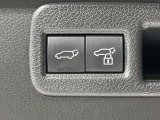 【パワーバックドア】スマートキーや運転席のボタンを押すだけでリアゲートが自動で開閉します!荷物を持っている時や、高い位置にあるバックドアを閉める際に便利な機能です♪