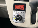 【オートエアコン】一度お好みの温度に設定すれば、車内の温度を検知し風量や温度を自動で調整。暑い&hellip;寒い&hellip;と何度もスイッチ操作をする必要はありません。快適な車内空間には必須の機能ですね♪