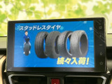 テレビ番組を画面で視聴でき、休憩中など停車時の時間を過ごす際にも活用できます。画面上で映像を楽しめる装備が備わり、車内での過ごし方の幅が広がります。
