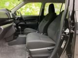 運転席まわりは前方を見渡しやすく、シンプルにまとまった室内です。座面と背もたれの形状も確認しやすく、日々の移動での座り心地を大切にしたい方におすすめです。