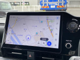 地図が大きく表示され、周辺の道路や施設を把握しやすい画面です。目的地の確認にも活用でき、初めて訪れる場所へ向かう際も、ルートを確認しながら移動できます。