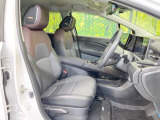 運転席まわりには十分なスペースがあり、大柄な方でもゆったり運転していただける環境です。