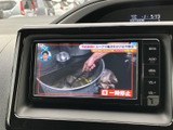 テレビ番組を画面で視聴できる装備です。お出かけの合間など、車を停車させた状態で映像を楽しみたいときに活用できます。画面を見やすい位置に備え、車内での待ち時間にも便利です。