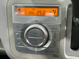 【オートエアコン】一度お好みの温度に設定すれば、車内の温度を検知し風量や温度を自動で調整。暑い&hellip;寒い&hellip;と何度もスイッチ操作をする必要はありません。快適な車内空間には必須の機能ですね♪
