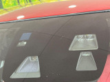 【スマートブレーキサポート】走行中に前方の車両等を認識し、衝突しそうな時は警報とブレーキで衝突回避と被害軽減をアシスト。より安全にドライブをお楽しみいただけます。