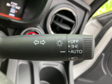 操作感の良いウインカーレバーで、スムーズな車線変更をサポート。オート機能も搭載されており、安全運転に貢献します。直感的な操作性を実現しています。