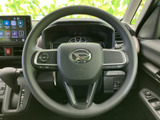 手元にスイッチ類が配置され、運転姿勢を保ちながら必要な操作へアクセスしやすい設計です。計器類も正面に収まり、日常の運転で扱いやすさに配慮された運転席です。
