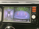 車両周辺を上から捉えた表示と後方の映像を同時に確認でき、駐車時の周囲確認をサポートします。画面上の目安線も見ながら、狭い場所での切り返しや駐車に活用できます。