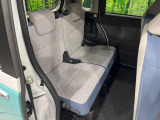 広々とした2列目シートは居住性が高く、居心地も快適!友達や家族とのお出かけにぴったりです。ベビーシートやチャイルドシート使用時も快適にお過ごしいただける十分な空間を確保しています。