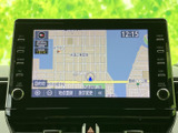 地図と現在時刻が画面上にまとまって表示され、目的地周辺の道路を確認しやすい構成です。画面下部には地点登録や表示変更の項目もあり、目的に合わせて使いやすく活用できます。
