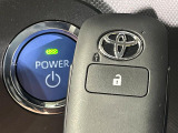 【スマートキー】カバンやポケットに入れたままでもドアの施錠・解錠が可能なスマートキーを装備。エンジンのオン・オフ時もカギを取り出す必要が無いからとっても便利です♪