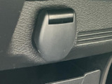 ダッシュボードにはスイッチ類と並ぶカバー状の部分が設けられています。車内の操作部がまとまる位置にあり、運転席から手元の各装備を確認しやすい、すっきりとした配置です。