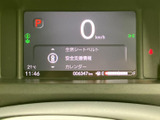 速度や燃料残量、時刻など、運転中に確認したい情報を画面に集約。表示が見やすく、必要な情報をひと目で把握しやすい構成です。