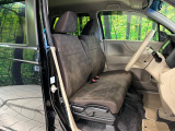 運転席まわりには十分なスペースがあり、大柄な方でもゆったり運転していただける環境です。
