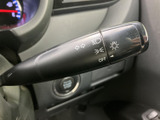 方向指示やライトに関する表示がレバー上に記され、運転席から確認しやすい配置です。進路変更や夜間の走行など、日々の運転で使う機能に手が届きやすく、表示を見ながら操作できます。