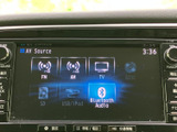 FM・AMに加え、テレビやBluetooth Audioなど複数の音源を選べる画面です。使いたい項目が一覧で見やすく、日々の移動時間に合わせて音楽やラジオを手軽に楽しめます。