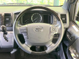 インテリアに合わせたデザインのステアリングは、運転される方のことも考え、運転しやすい形状、大きさです。是非一度、実際に触ってお確かめください。