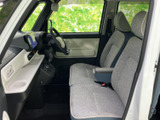 前席は左右それぞれに座面と背もたれがあり、落ち着いて運転しやすい雰囲気です。窓からの視界も確保され、明るい色合いのシートと見渡しやすい室内が日々の移動を支えます。