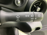 レバーには操作内容を示す表示がまとめられており、運転席から見て機能を把握しやすい配置です。手元で扱えるため、乗車後に位置を確認しやすく、日常の運転時に使いやすい装備となっています。