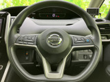 操作系の集中化により、安全運転をサポートします。オーディオ操作やハンズフリー通話もステアリングから行えます。