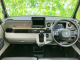 センターに配置されたディスプレイは、運転中の視認性を考慮した位置に。スムーズな操作で、快適なドライブをサポートします。情報満載の画面で、お出かけがさらに楽しくなります。