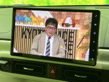 モニターには映像が表示され、画面の見やすさも確認できます。停車中に映像を楽しみたいときにも活用でき、車内で過ごす時間に便利な装備としてご案内いたします。