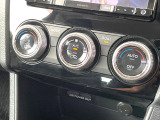 【オートエアコン】一度お好みの温度に設定すれば、車内の温度を検知し風量や温度を自動で調整。暑い&hellip;寒い&hellip;と何度もスイッチ操作をする必要はありません。快適な車内空間には必須の機能ですね♪