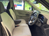 明るい色合いのシートとドア内張りで、運転席まわりは落ち着いた雰囲気です。前方や左右の窓から視界を確保しやすく、乗り降りの際も室内の様子を確かめやすい空間です。