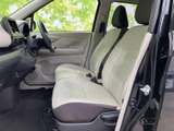 前席は明るい色合いのシートで、座面と背もたれがすっきりまとまっています。運転席側からの見通しもよく、足元も広く確保され、毎日の乗り降りを快適に支えます。