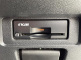 【ETC】有料道路を利用する際に料金所で停止することなく通過できる、ETC車載器(ノンストップ自動料金収受システム機器)が装備されています。セットアップを行うことで利用可能になります。