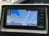 地図上に道路や周辺の情報が表示され、目的地までのルート確認に役立ちます。画面上の案内を見ながら行き先を把握できるため、初めて訪れる場所への移動にも便利にお使いいただけます。