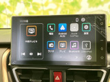 電話やオーディオ、テレビなどのメニューを画面から選べる構成です。Android AutoやApple CarPlayにも対応した表示があり、日々の移動時に役立つ機能を備えています。